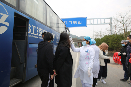 馮嘉文（前左三）在九江聯(lián)合檢疫站點執(zhí)勤。 王一凡攝