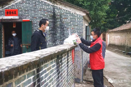 隔離不隔愛，志愿者為居家隔離家庭定期采購生活用品。