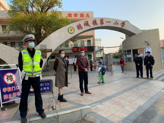 8.鶴城鎮(zhèn)警察叔叔、鶴城一小行政班子為學(xué)生返校保駕護(hù)航.jpg