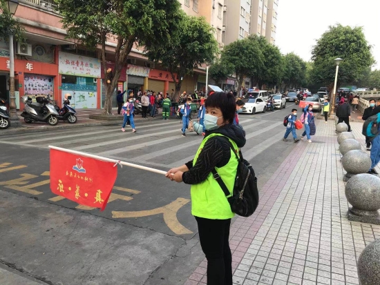 9.家長(zhǎng)義工維持上學(xué)秩序（沙坪四?。?jpg