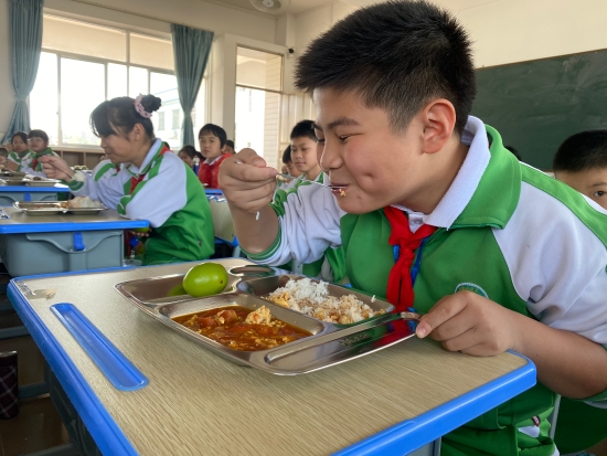 13.表情告訴你，午餐是多么的美味.jpg