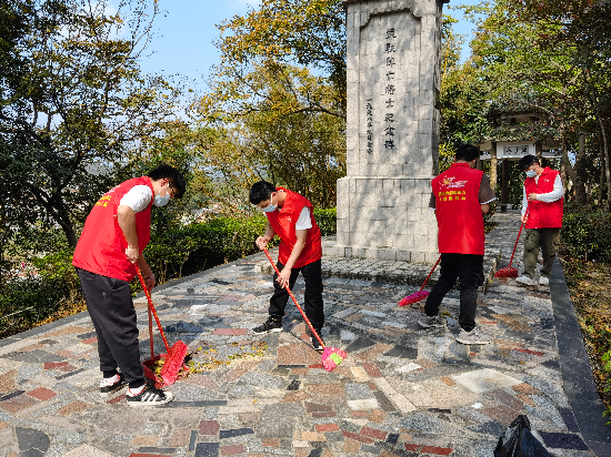 清明節(jié)來(lái)臨之際，宅梧鎮(zhèn)退役軍人服務(wù)站工作人員發(fā)動(dòng)退役軍人僑都星火志愿服務(wù)隊(duì)對(duì)我鎮(zhèn)四座烈士紀(jì)念碑進(jìn)行巡查、打掃清潔工作，志愿服務(wù)隊(duì)們也是“收獲滿(mǎn)滿(mǎn)”啊3.jpg