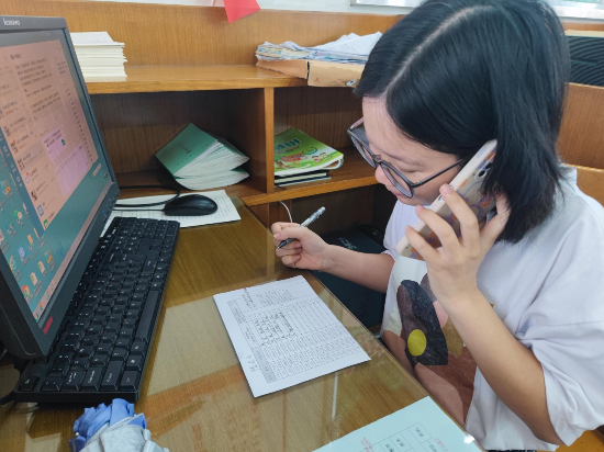 2沙坪二小老師撥打市民電話，協(xié)助做好沙坪流調(diào)咨詢工作.jpg