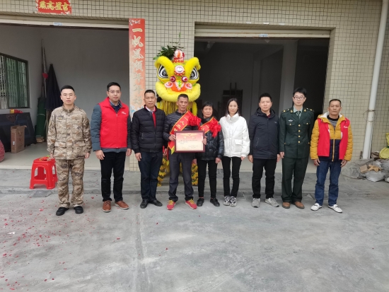 已處理1674092129216市退役軍人事務(wù)局副局長(zhǎng)溫寶謙一行到龍都村現(xiàn)役軍人王耀成家中送立功喜報(bào)，并提前向王耀成家屬送上新春祝福，鼓勵(lì)軍人努力拼搏、再立新功。.jpg