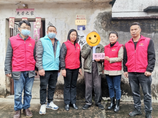 已處理1674092129217廣東省南粵交通江肇高速公司管理中心、江門平安通服務(wù)中心處到桃源鎮(zhèn)開展“黨建引領(lǐng)送關(guān)懷&middot;春日共建暖人心”活動(dòng)，為中勝村困難家庭送上慰問與關(guān)心.jpg