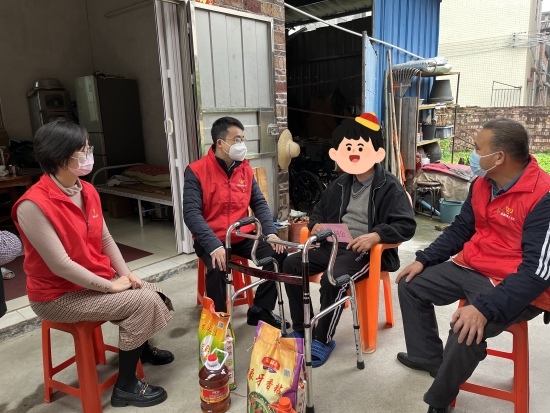 已處理16740921292162、市直機(jī)關(guān)工委副書記羅松泰慰問困難黨員陳錦聯(lián)_副本.jpg