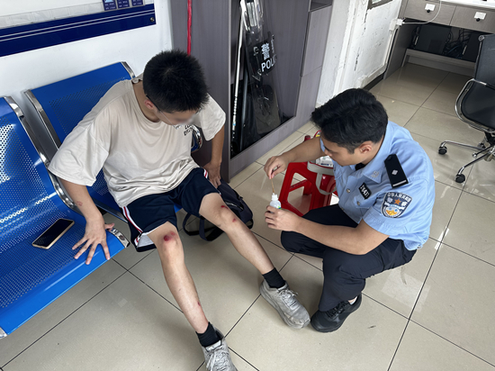 10月1日古勞所在巡邏過程中，一名18歲男子在石巖頭橋底附近騎單車不慎跌倒，手部腿部有擦傷，民警立即將其帶回派出所，并幫其傷口作簡單處理。 (1).jpg