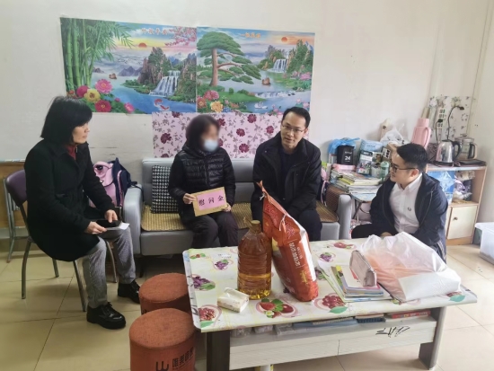 已處理1706842077704右二市 委副書記趙磊，左一市總工會副主席呂麗群.jpg