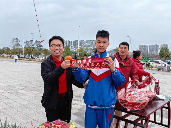 羅俊副校長與第一個到校的七15班何權希同學合照.jpg