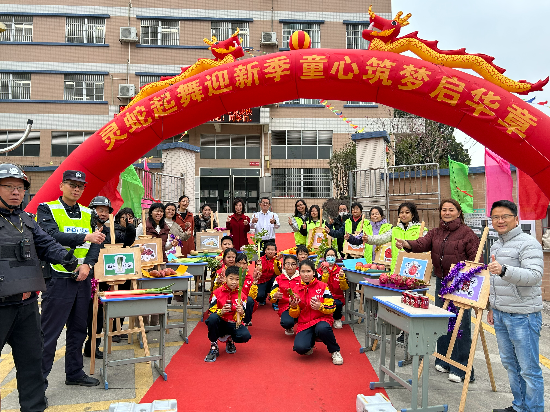 龍溪小學教師、公安民警、志愿者、家長們一同保駕護航.jpg